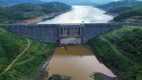 Động đất dồn dập Kon Tum: Quảng Nam yêu cầu thủy điện kiểm tra, phát hiện dấu hiệu bất thường- Ảnh 1. Sau động đất dồn dập ở Kon Tum, Quảng Nam yêu cầu chủ thủy điện kiểm tra, phát hiện kịp thời các dấu hiệu bất thường để triển khai ngay biện pháp xử lý. Trong ảnh là một thủy điện ở Quảng Nam - Ảnh: LÊ TRUNG
