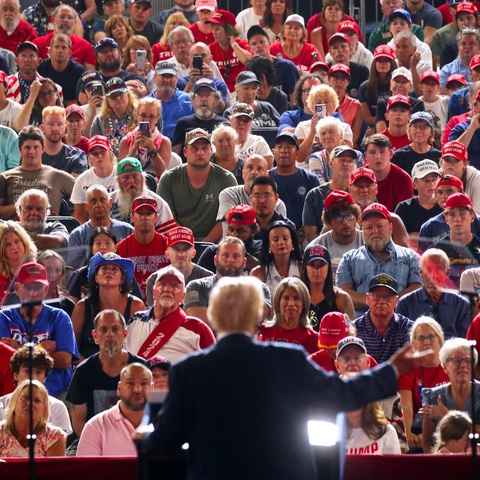 Ông Trump công kích gay gắt xuất thân, màu da của bà Harris- Ảnh 2. Ông Trump tham dự buổi vận động tranh cử đầu tiên tại Pennsylvania sau vụ ám sát hôm 13-7, với sự ủng hộ của hàng nghìn cử tri - Ảnh: FOX NEWS