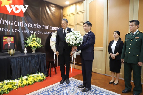 Thủ tướng Thái Lan Srettha Thavisin viếng, dâng vòng hoa và ghi sổ tang Tổng Bí thư Nguyễn Phú Trọng - Ảnh: VOV Thái Lan treo cờ rủ 2 ngày tưởng nhớ Tổng Bí thư Nguyễn Phú Trọng- Ảnh 1.