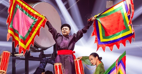'Đỉnh nóc, kịch trần' tiết mục Trống cơm lên top 1 trending- Ảnh 4. Bất chấp đang là các “đối thủ” thi đấu với nhau, NSND Tự Long sẵn sàng tư vấn và chỉ dẫn cho các đàn em thuộc nhà Xương Rồng khi họ nhận một đề bài khó