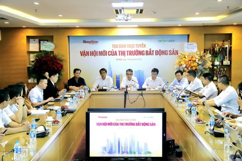 'Giá chung cư Hà Nội tăng bất thường do tác động của nhóm lợi ích'- Ảnh 2. Toàn cảnh tọa đàm sáng 1-8 - Ảnh: B.NGỌC