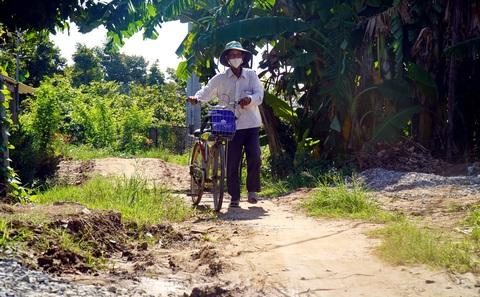 Tuyến đường thi công dở dang khiến việc đi lại của người dân gặp khó khăn - Ảnh: MẬU TRƯỜNG Giải phóng mặt bằng chậm, đường huyện làm hoài không xong- Ảnh 1.