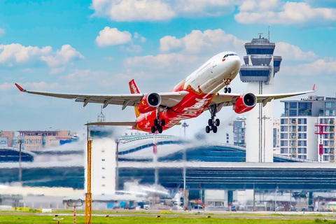 Vietjet tăng trưởng doanh thu 15% trong sáu tháng đầu năm 2024- Ảnh 1. Hãng hàng không Vietjet ghi nhận tăng trưởng doanh thu kỷ lục trong 6 tháng đầu năm 2024