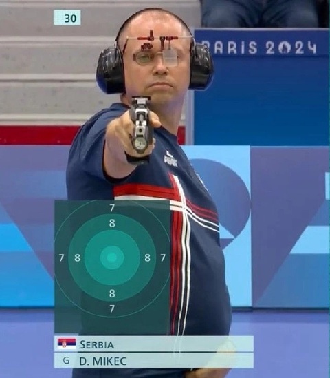 Xạ thủ Olympic bị dân mạng đồn là 'sát thủ về hưu'- Ảnh 2. Trong khi đó, xạ thủ người Serbia trang bị kính ngắm chuyên dụng cùng thiết bị chống ồn khi thi đấu.