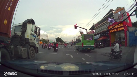 Cảnh sát giao thông làm việc với tài xế xe buýt số 13 vượt đèn đỏ ở Hóc Môn gây xôn xao- Ảnh 2. Xe buýt vượt đèn đỏ vào chiều 30-7 - Ảnh cắt từ video