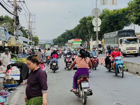 Nối đuôi nhau đi ngược chiều, đường hai chiều thành một chiều- Ảnh 5. Nối đuôi nhau đi ngược chiều, đường hai chiều thành một chiều- Ảnh 5.