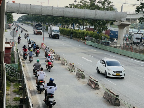 Nối đuôi nhau đi ngược chiều, đường hai chiều thành một chiều- Ảnh 4. Nối đuôi nhau đi ngược chiều, đường hai chiều thành một chiều- Ảnh 4.
