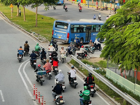 Nối đuôi nhau đi ngược chiều, đường hai chiều thành một chiều- Ảnh 7. Nối đuôi nhau đi ngược chiều, đường hai chiều thành một chiều- Ảnh 7.