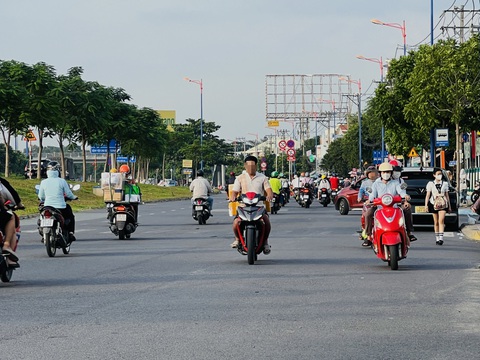 Nối đuôi nhau đi ngược chiều, đường hai chiều thành một chiều- Ảnh 6. Nối đuôi nhau đi ngược chiều, đường hai chiều thành một chiều- Ảnh 6.