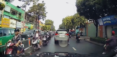 Nối đuôi nhau đi ngược chiều, đường hai chiều thành một chiều- Ảnh 2. Nối đuôi nhau đi ngược chiều, đường hai chiều thành một chiều- Ảnh 2.