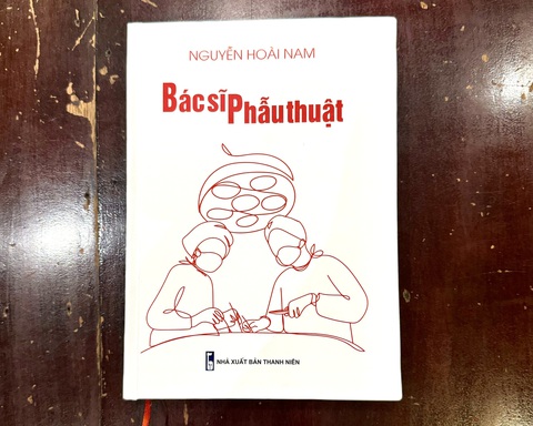 Bìa sách Bác sĩ phẫu thuật Bác sĩ Nguyễn Hoài Nam kể chuyện buồn vui ngành y trong Bác sĩ phẫu thuật- Ảnh 1.