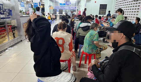 Để không còn cảnh vật vạ chờ khám bệnh từ lúc nửa đêm- Ảnh 1. Gần 0h, người tới Bệnh viện Chợ Rẫy bốc số đã xếp hàng dài - Ảnh: AN VI