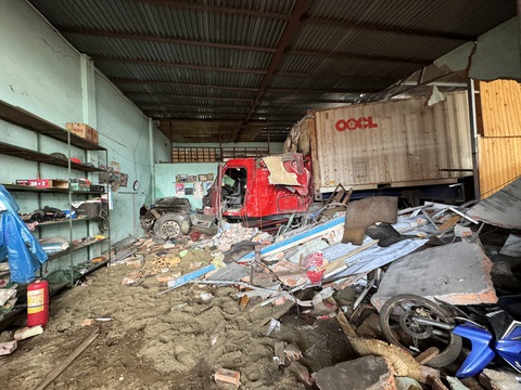 Khởi tố tài xế xe container lao vào nhà dân làm 3 người chết- Ảnh 1. Hiện trường vụ tai nạn xe container lao vào nhà dân - Ảnh: TÂM AN