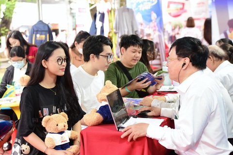 Bộ trưởng Nguyễn Kim Sơn: Xét tuyển đại học sớm có tác động tiêu cực- Ảnh 1. Thí sinh dự Ngày tư vấn xét tuyển đại học, cao đẳng 2024 tại TP.HCM - Ảnh: DUYÊN PHAN