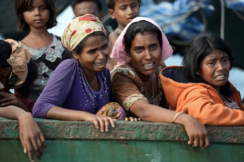 Một chiếc thuyền chở những người Rohingya tìm cách đi khỏi Myanmar hồi năm 2015 - Ảnh: AFP Myanmar: Drone tấn công đoàn người tị nạn, hàng chục người tử vong- Ảnh 1.