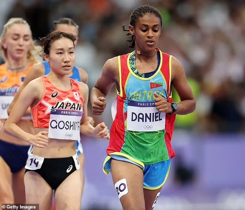 VĐV đang chạy đầu 10.000m nữ Olympic 2024 Daniel bất ngờ bỏ cuộc- Ảnh 1. Rahel Daniel (phải) bất ngờ bỏ cuộc khi đang dẫn đầu 10.000m nữ tại Olympic 2024 - Ảnh: Getty Images
