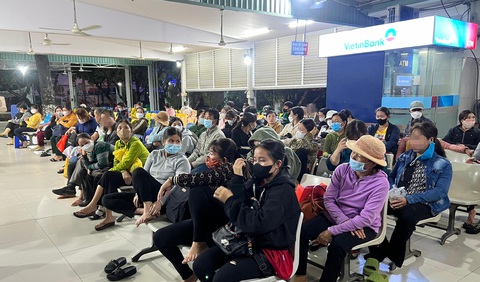 Để không còn cảnh vật vạ chờ khám bệnh từ lúc nửa đêm- Ảnh 3. Người bệnh điền thông tin lấy số thứ tự chờ khám bệnh ở Bệnh viện Ung bướu TP.HCM lúc gần 3h sáng - Ảnh: AN VI