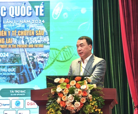 TP Thủ Đức xây mới, mở rộng thêm nhiều bệnh viện- Ảnh 1. Ông Nguyễn Ngô Quang - cục trưởng Cục Khoa học công nghệ và Đào tạo (Bộ Y tế) - phát biểu tại hội nghị - Ảnh: SƠN TRANG