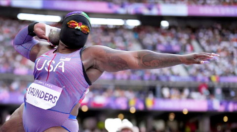 ‘Hulk’ Raven Saunders gây chú ý tại Olympic 2024- Ảnh 1. Raven Saunders gây chú ý với gu thời trang ‘độc lạ’ tại Olympic 2024.