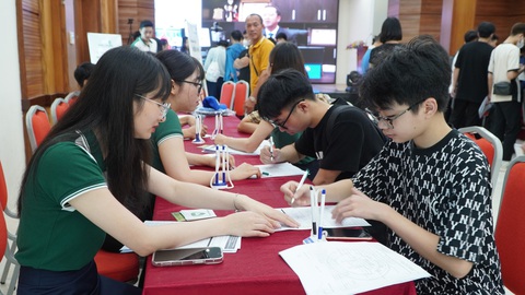 Trường cao đẳng cho sinh viên học tại doanh nghiệp, được trả lương từ năm nhất- Ảnh 1. Tân sinh viên đến nhập học tại Trường cao đẳng Cơ điện Hà Nội - Ảnh: HCEM