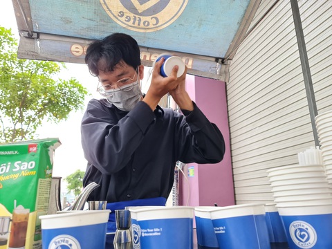 Chán làm công ăn lương, 'không biết làm gì thì ra đường bán cà phê'- Ảnh 2. Có nhiều lý do được thành viên nhiều nhóm bán cà phê mang đi chỉ ra nếu muốn thành công trong việc bán cà phê mang đi, từ việc địa điểm bán, độ ngon và công thức pha,