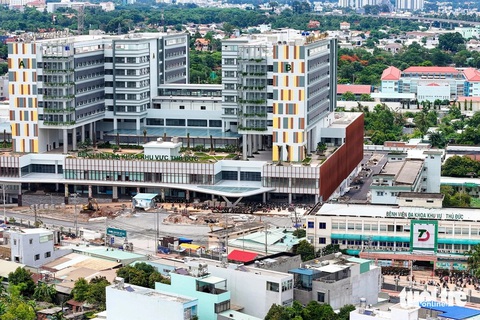 TP Thủ Đức xây mới, mở rộng thêm nhiều bệnh viện- Ảnh 2. Dự án xây mới Bệnh viện Đa khoa Thủ Đức tọa lạc tại số 64 đường Lê Văn Chí, phường Linh Trung, TP Thủ Đức đang hoàn thiện kế bên bệnh viện cũ - Ảnh: PHƯƠNG QUYÊN