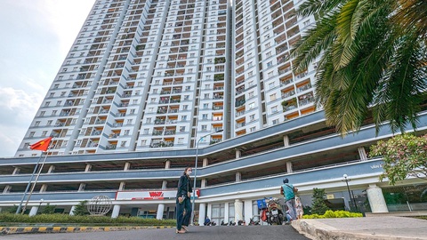 Người vay mua nhà ở xã hội sốc vì lãi suất đột ngột tăng- Ảnh 2. Từ 1-8 lãi suất ngân hàng tăng sốc khiến nhiều người vay mua nhà ở xã hội lo lắng. Trong ảnh: nhà ở xã hội tại quận 7, TP.HCM - Ảnh: Q.ĐỊNH