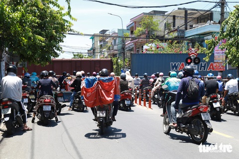 Dừng xe chờ tàu hỏa tràn sang cả làn ngược chiều, có nhanh hơn không?- Ảnh 1. Dừng xe chờ tàu hỏa tràn sang cả làn ngược chiều, có nhanh hơn không?- Ảnh 1.