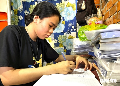 Không cha mẹ, cô bé nữ sinh thành 'cây cao bóng cả' của em mình - Ảnh 1. Không cha mẹ, cô bé nữ sinh thành 'cây cao bóng cả' của em mình- Ảnh 1.