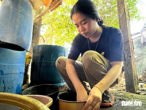 Không cha mẹ, cô bé nữ sinh thành 'cây cao bóng cả' của em mình - Ảnh 2. Không cha mẹ, cô bé nữ sinh thành 'cây cao bóng cả' của em mình- Ảnh 2.