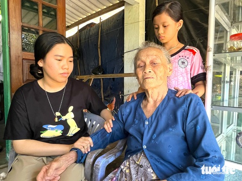 Không cha mẹ, cô bé nữ sinh thành 'cây cao bóng cả' của em mình - Ảnh 5. Không cha mẹ, cô bé nữ sinh thành 'cây cao bóng cả' của em mình- Ảnh 5.