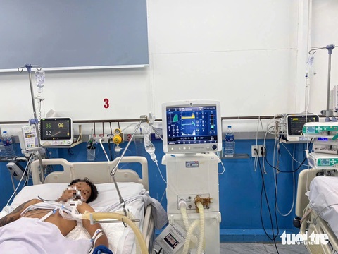 5 người ở TP.HCM nhập viện, nghi ngộ độc hóa chất xử lý nước- Ảnh 1. Bệnh viện huyện Bình Chánh tiếp nhận 5 trường hợp bị ngộ độc PAC - Ảnh: Bệnh viện cung cấp
