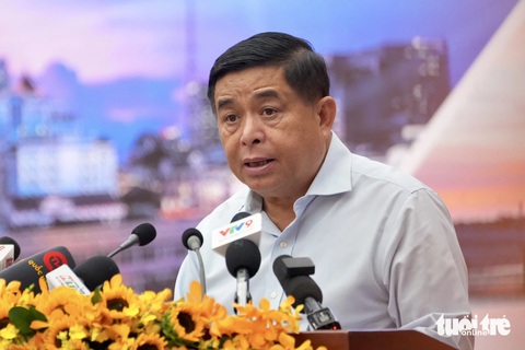 7 tháng 2024, tăng trưởng Đông Nam Bộ chỉ cao hơn Tây Nguyên- Ảnh 2. Bộ trưởng Bộ Kế hoạch và Đầu tư Nguyễn Chí Dũng báo cáo tại hội nghị - Ảnh: HỮU HẠNH