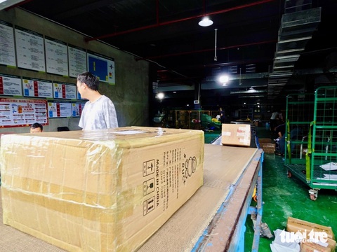 Hàng Trung Quốc vào quá nhanh, quá rẻ, hàng Việt cần được 'tiếp sức'?- Ảnh 1. Hàng Trung Quốc được giao nhanh và hạn chế hư hỏng, nhờ sự đầu tư bài bản hệ sinh thái logistics. Trong ảnh là một kho vận chuyển hàng nằm ngay sát biên giới, giáp tỉnh Lào Cai - Ảnh: CÔNG TRUNG