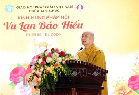Vu lan báo hiếu tại chùa Tam Chúc thu hút hàng ngàn tăng ni, Phật tử tham dự- Ảnh 1. Hòa thượng Thích Thanh Nhiễu, phó chủ tịch thường trực Hội đồng trị sự Giáo hội Phật giáo Việt Nam, đọc diễn văn khai mạc Pháp hội Vu lan Phật lịch 2568 - Dương lịch 2024 - Ảnh: TTXVN