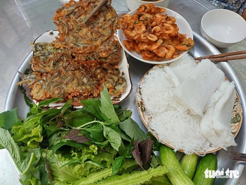 Mực nước đầu nguồn Đồng bằng sông Cửu Long tăng nhẹ, sản vật mùa nước nổi bắt đầu về chợ- Ảnh 5. Các sản vật mùa nước nổi trong bữa ăn của người dân miền Tây - Ảnh: BỬU ĐẤU