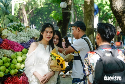 Dù thời tiết Hà Nội oi bức ngay từ sáng sớm, nhưng các nàng thơ vẫn vượt nắng, vượt nóng check-in con phố mùa thu Phan Đình Phùng - Ảnh: NGUYỄN HIỀN Dù thời tiết Hà Nội oi bức ngay từ sáng sớm, nhưng các