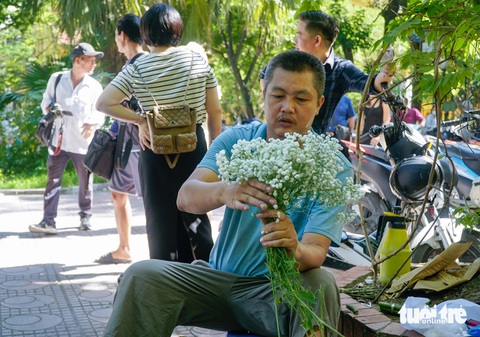 Theo các chủ xe hoa, đến hẹn lại lên cứ vào thời điểm chuyển giao giữa mùa hè sang thu, con phố Phan Đình Phùng lại thành điểm chụp ảnh của giới trẻ - Ảnh: NGUYỄN HIỀN Chấp nắng nóng Hà Nội, các 'nàng thơ' nô nức đến đường Phan Đình Phùng đón thu- Ảnh 3.