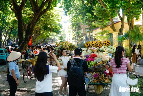 Phố Phan Đình Phùng đông nghịt người trong ngày Hà Nội nóng nhất đầu tháng 8 - Ảnh: NGUYỄN HIỀN Chấp nắng nóng Hà Nội, các 'nàng thơ' nô nức đến đường Phan Đình Phùng đón thu- Ảnh 5.