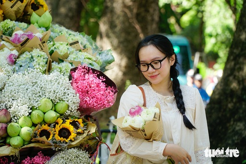 Các nàng thơ thường chọn trang phục nhẹ nhàng với tông màu trắng, hồng phấn để check-in thu Hà Nội - Ảnh: NGUYỄN HIỀN Các