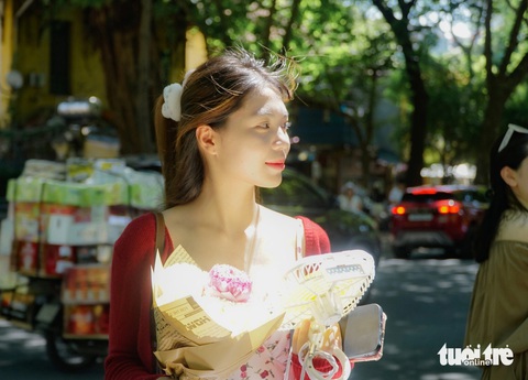 Từ tối 9-8, bạn Nguyễn Ngọc (19 tuổi) đã đi từ Hải Phòng đến Hà Nội để chụp ảnh nàng thơ. Ngọc cho biết đến con phố này cô cũng đã cảm nhận được mùa thu Hà Nội, tuy mùa thu còn hơi nóng - Ảnh: NGUYỄN HIỀN Từ tối 9-8, bạn Nguyễn Ngọc (19 tuổi) đã đi từ Hải Phòng đến Hà Nội để chụp ảnh. Ngọc cho biết đến con đường này cô cũng đã cảm nhận được mùa thu Hà Nội, tuy mùa thu còn hơi nóng - Ảnh: NGUYỄN HIỀN