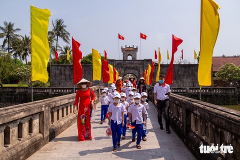 Lịch sử hào hùng, cử tri không muốn sáp nhập thị xã Quảng Trị- Ảnh 1. Thành cổ Quảng Trị mỗi năm đón hàng chục nghìn lượt người đến tham quan - Ảnh: HOÀNG TÁO