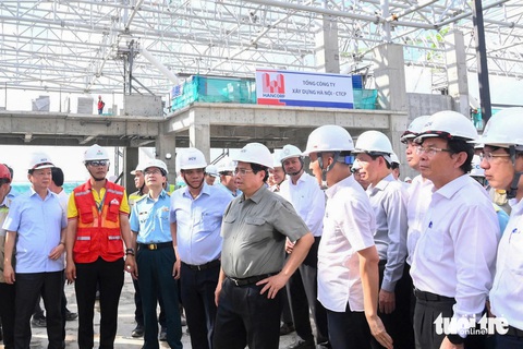 Thủ tướng Phạm Minh Chính kiểm tra dự án xây dựng nhà ga hành khách T3 Tân Sơn Nhất - Ảnh: GIAI THỤY Phần xây thô nhà ga T3 Tân Sơn Nhất đã cơ bản hoàn thành- Ảnh 3.