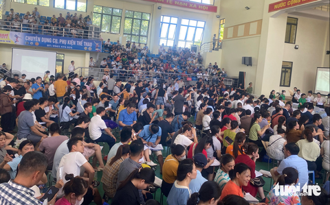 Phó chủ tịch huyện: ‘Hơn 100 triệu đồng/m² đất đấu giá, không có gì bất thường'- Ảnh 2. Cả ngàn người chờ kết quả đấu giá đất tại huyện Thanh Oai ngày 10-8 - Ảnh: MINH CHUYÊN
