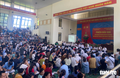 Phó chủ tịch huyện: ‘Hơn 100 triệu đồng/m² đất đấu giá, không có gì bất thường'- Ảnh 1. Một góc phiên đấu giá đất tại huyện Thanh Oai ngày 10-8 - Ảnh: MINH CHUYÊN