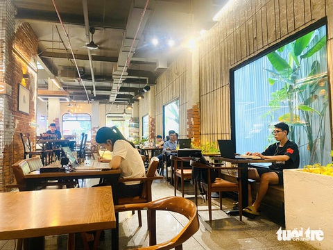 Vì sao lương 5 triệu vẫn đi cà phê đều đều?- Ảnh 2. Các quán cà phê có chỗ ngồi cho người làm việc là không gian nhiều bạn trẻ yêu thích - Ảnh: ĐOÀN NHẠN