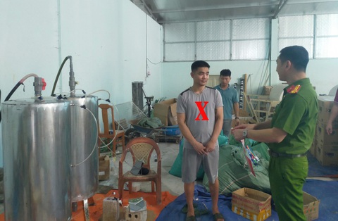 Làm giả nước giặt OMO rồi lên mạng rao 'hạ giá sập sàn'- Ảnh 3. Công an huyện Vĩnh Lộc kiểm tra cơ sở sản xuất nước giặt, nước rửa bát giả do Lê Hạ Tuấn làm chủ - Ảnh: Công an tỉnh Thanh Hóa cung cấp