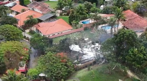 Máy bay rơi ở Brazil, 61 người thiệt mạng- Ảnh 3. Hình ảnh tại hiện trường cho thấy máy bay rơi xuống một khu dân cư - Ảnh: CNN