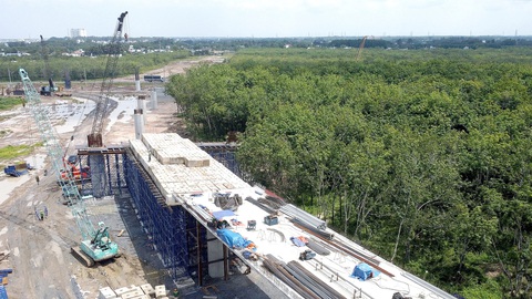 Giao thông kết nối vùng Đông Nam Bộ: Khơi thông nhưng vẫn chờ đột phá- Ảnh 5. Nhà thầu tận dụng mặt bằng đã bàn giao nỗ lực triển khai thi công dự án cao tốc Biên Hòa - Vũng Tàu, đoạn qua huyện Long Thành, Đồng Nai - Ảnh: A LỘC