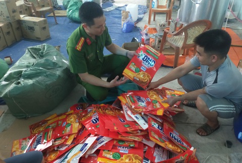 Làm giả nước giặt OMO rồi lên mạng rao 'hạ giá sập sàn'- Ảnh 2. Làm giả nước giặt OMO rồi lên mạng rao 'hạ giá sập sàn'- Ảnh 2.